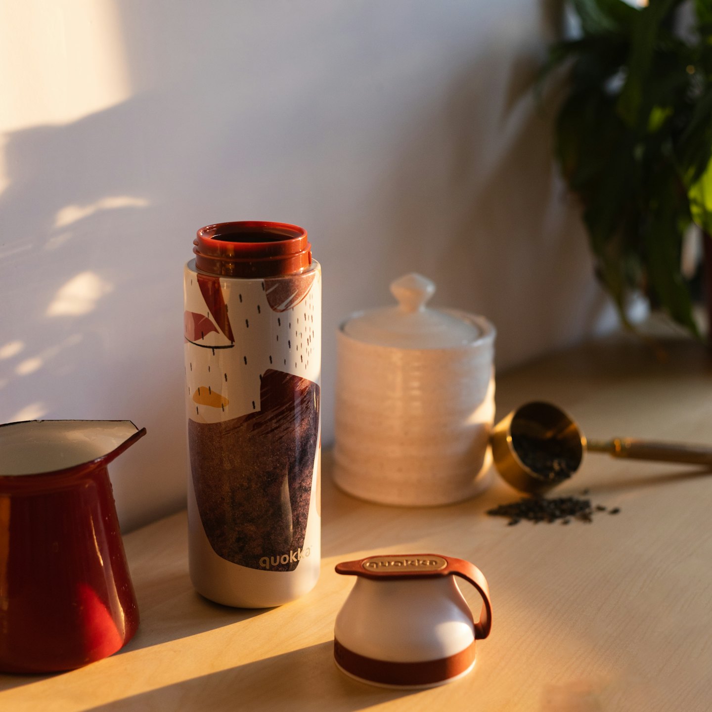 Accesorios para hacer té sobre una superficie de madera con luz natural.