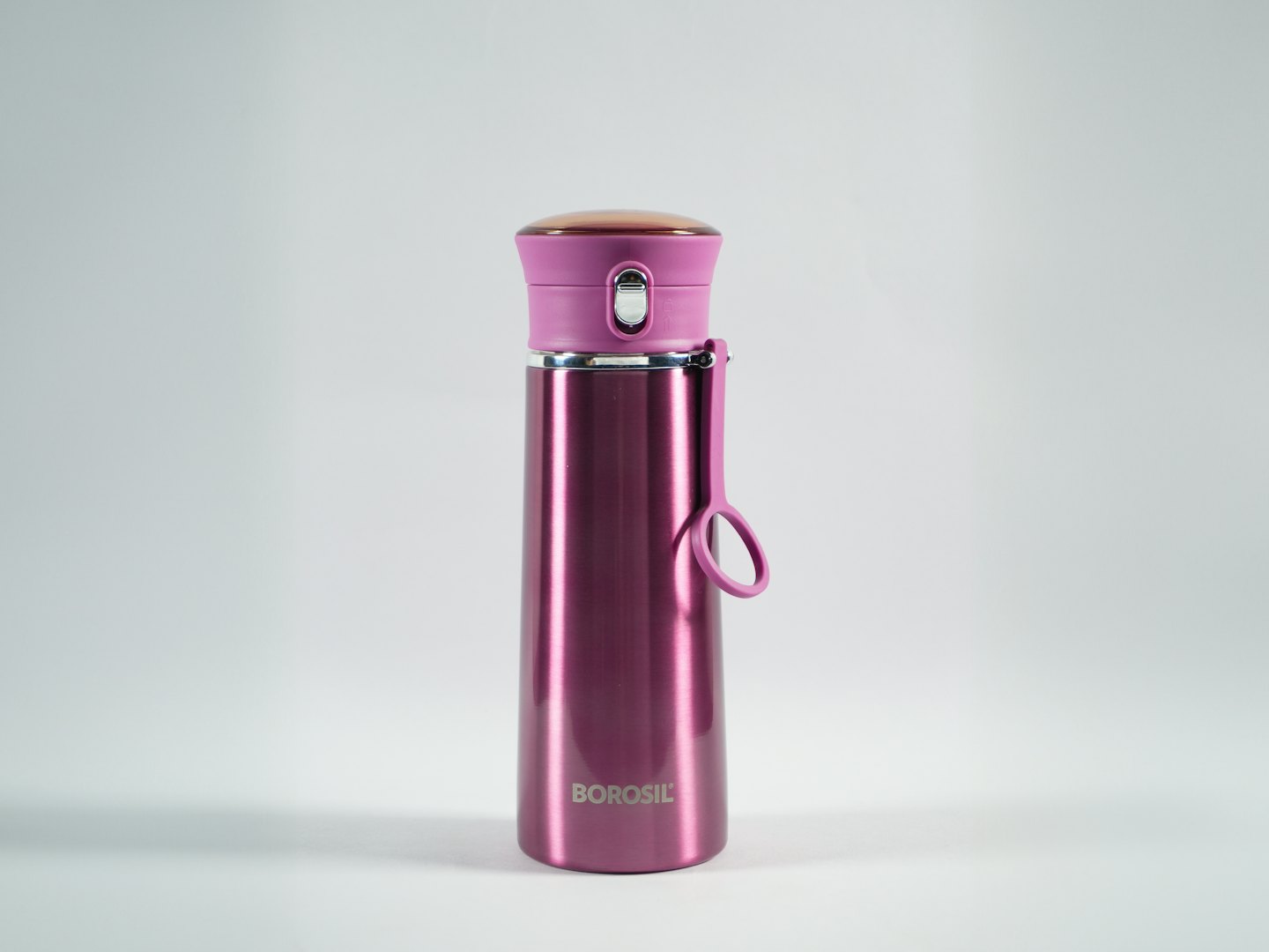Termo metálico rosa brillante con asa de bucle fucsia.